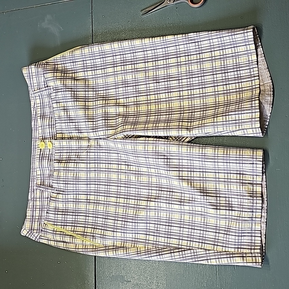 ANNIKA‎ YELLOW AND GRAY PLAID BERMUDA SHORTS. SIZE 2. 3 POCKETS. GREAT